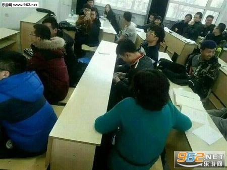 �Ͽ���������ҫŮ��ʦ���Ա߱������ͼ1
