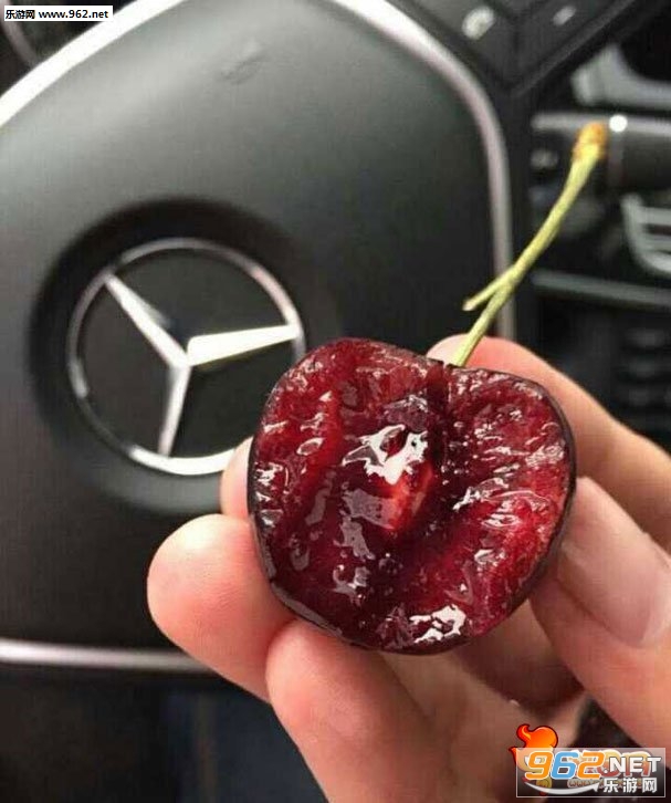 车厘子喂鸡图 车厘子喂鸡图